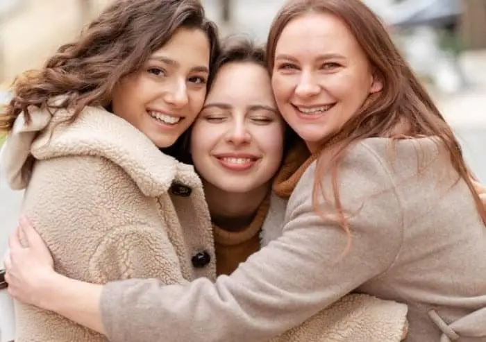 آیا دوستی‌ها می‌توانند جای حمایت خانوادگی را بگیرند؟